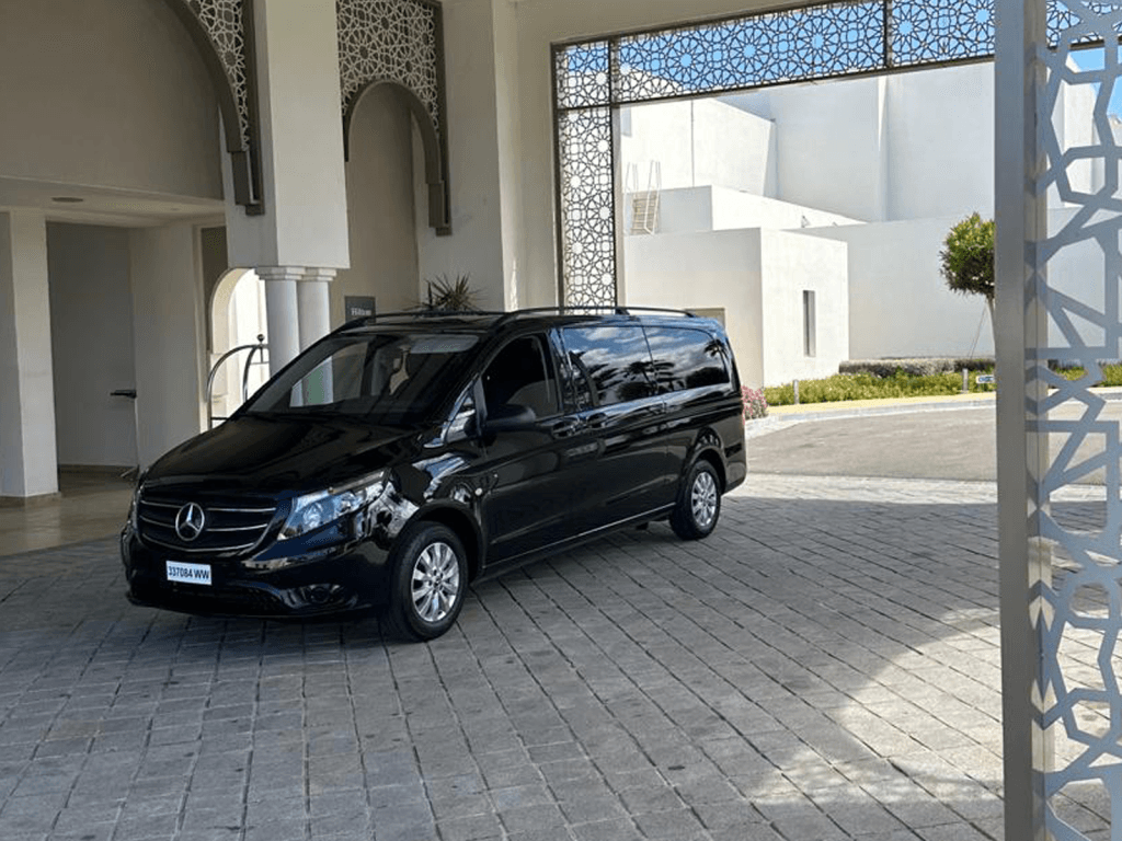 Transporte turístico Tánger: chófer privado frente al estrecho de Gibraltar